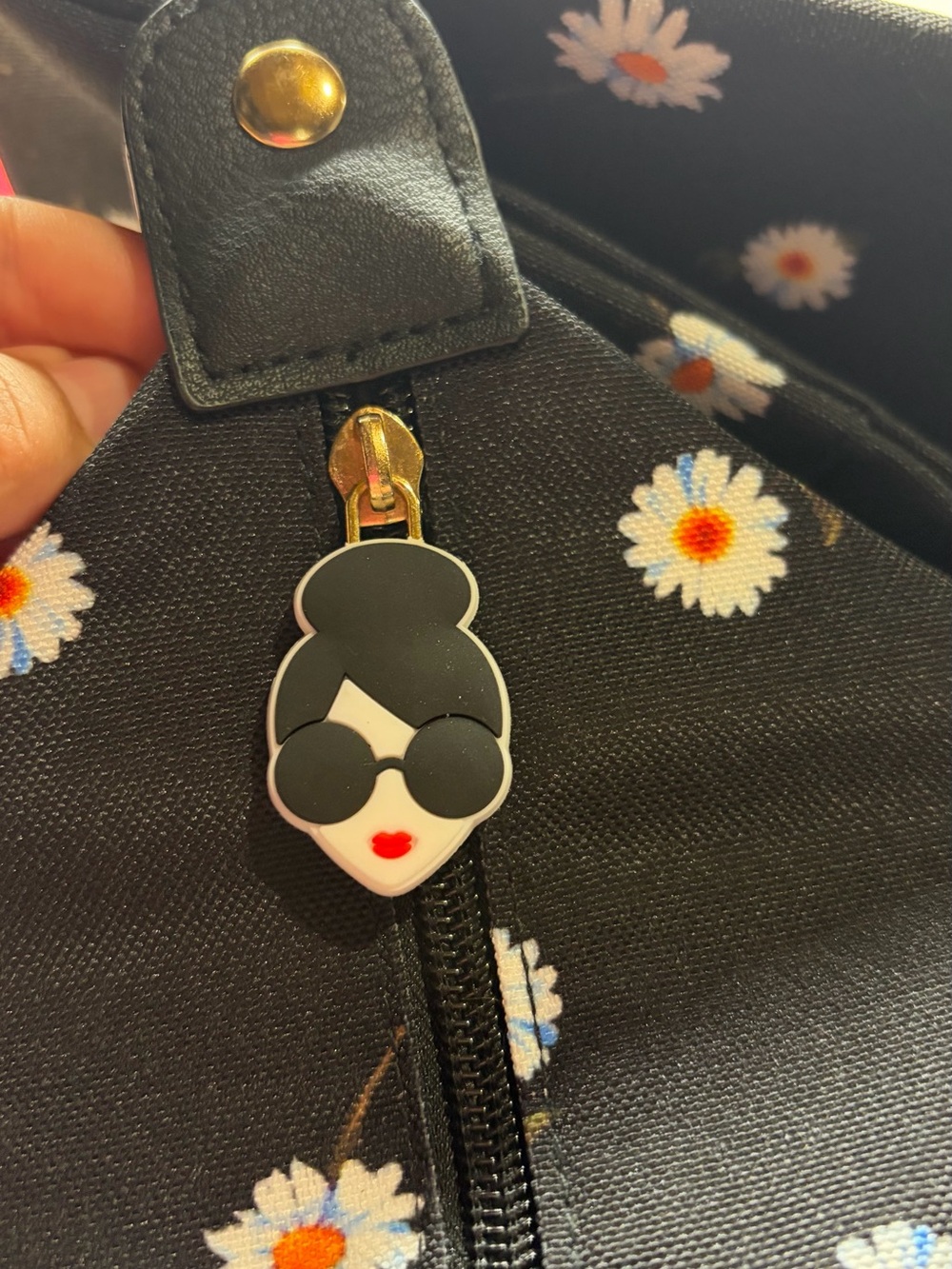 NWT Alice + Olivia Canvas Black Floral Daisy Weekender Duffel Bag - Picture 7 of 7